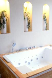 Appartements AMMG Tour Marina – Suites Signature | Vue Mer Panoramique, Jacuzzi & Design : photos des chambres