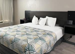 Queen Room - Non-Smoking room in Studio 6 Suites Dayton OH Englewood