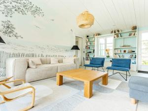 Maisons de vacances Maison de vacances avec jardin verdoyant a Loix - FR-1-835-25 : photos des chambres