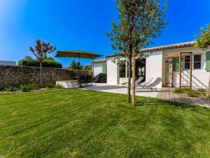 Maisons de vacances Maison de vacances avec jardin verdoyant a Loix - FR-1-835-25 : photos des chambres