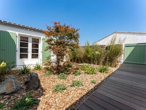 Maisons de vacances Maison de vacances avec jardin verdoyant a Loix - FR-1-835-25 : photos des chambres