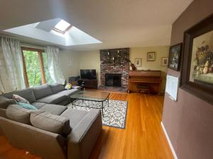Comfy & Convenient Suite Sleeps 1 to 5 Near Boston