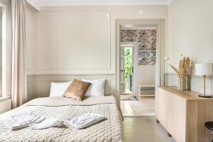 Historic apartment near the city by the water