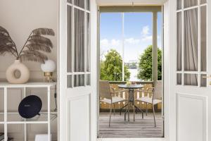 Historic apartment near the city by the water