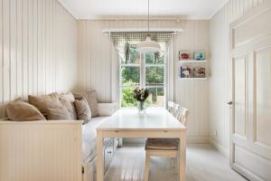 Historic apartment near the city by the water