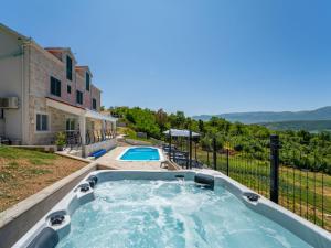 Holiday Home Escape on lake by Interhome