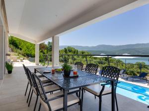 Holiday Home Escape on lake by Interhome