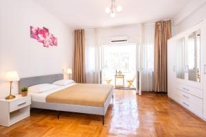 Walters Corner Old Town - View and Self Check-in