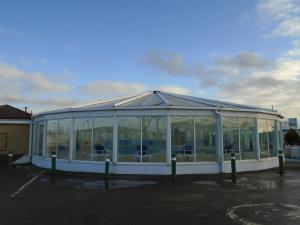 Caravan - Sleeps 8 - Pet Friendly - Parking