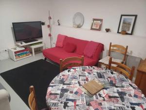 Appartements Apartment with garden and pool : photos des chambres