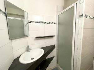 Appartements T2 Bleu Mer - Centre ville , Climatise , 5 min de la plage et a 250m de la gare : photos des chambres