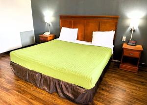 King Room - Non Smoking room in Econo Lodge Drums