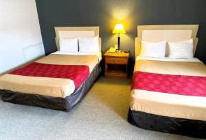 Double Room with Two Double Beds - Smoking room in Econo Lodge Drums