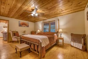 Luxury Cabin Hot Tub, Theater, Dog Run & Fire Pit