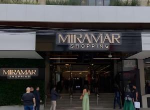 Belo Apto no Gonzaga - uma quadra da praia