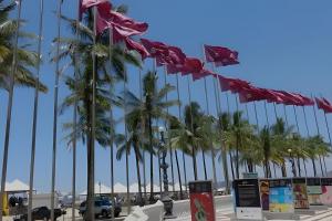Belo Apto no Gonzaga - uma quadra da praia