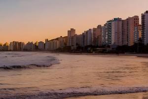 Belo Apto no Gonzaga - uma quadra da praia