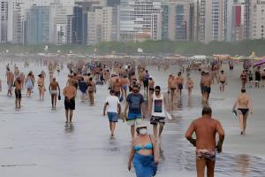 Belo Apto no Gonzaga - uma quadra da praia