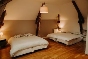 Maisons d'hotes Manoir Sainte Marie : Chambre Familiale avec Salle de Bains Privative