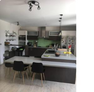 La maison du bonheur entre amis ou en famille