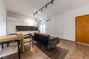 Saranda Beach Living - 1BR Apartment by PikHost