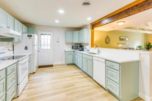 Pool Access and Pet Friendly Condo in Hilton Head