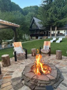 Căsuța cu doi brazi