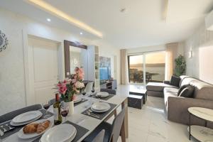 Ivory Suites Penthouse w hot tub by Homely!