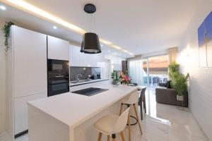 Ivory Suites Penthouse w hot tub by Homely!