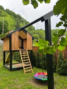 Căsuța cu doi brazi