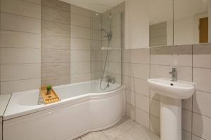 Liverpool Gem, Spacious 2BR Apt, Sleeps 8