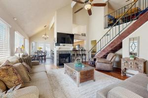 3BR Home with Sparkling Pool, Fire Pit and Grill