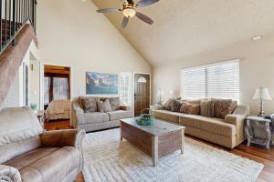 3BR Home with Sparkling Pool, Fire Pit and Grill