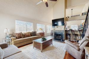 3BR Home with Sparkling Pool, Fire Pit and Grill