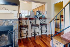 3BR Home with Sparkling Pool, Fire Pit and Grill