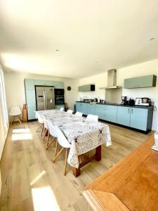 Maison rénovée en centre-ville, à 5 min des plages