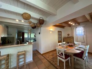 Maisons de vacances La Maison du Petit Herisson de 170 m2 avec jardin parking accueil de 6 personnes barbecue : photos des chambres