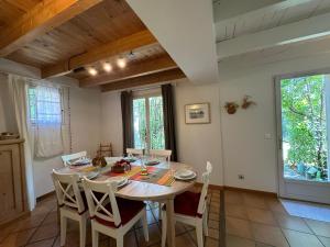 Maisons de vacances La Maison du Petit Herisson de 170 m2 avec jardin parking accueil de 6 personnes barbecue : photos des chambres