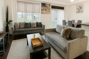 2024 Built Elegant 3BR Kleinburg Vaughan Townhouse with Free Parking, WiFi, Full Kitchen, Laundry, Near Canada's Wonderland! Perfect for Family Travel, Group Trips or Work Stays!