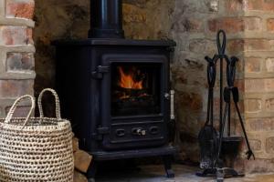 Cottage Central Location Parking Fireplace Garden