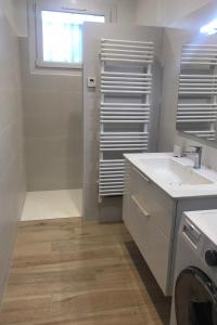 Gîte LA GLYCINE, proche des plages, à lextérieur de la ville dELNE