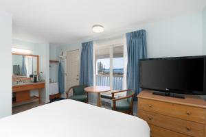 One Queen Tugboat, 2nd Level room in Tugboat Inn