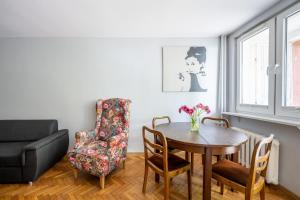 Solec 79A Mieszkanie z prywatnym parkingiem oraz Tarasem Oddzielna sypialnia