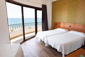Triple Room with Front Sea View room in Hotel Haromar