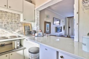 Cascades Sunny Studio with views