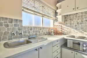 Cascades Sunny Studio with views