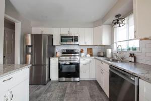 Vibrant Modern Retreat Close to Denver and Trails