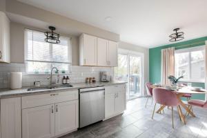 Vibrant Modern Retreat Close to Denver and Trails