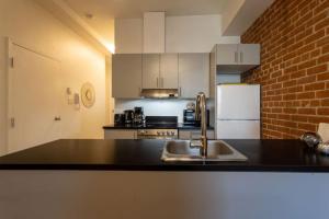Sleek 2BR in Heart of Downtown Montreal