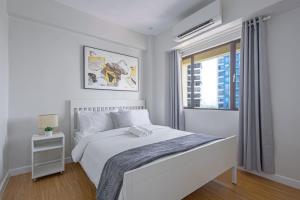 1 BR Central and Cozy Condo Prime Location in BGC